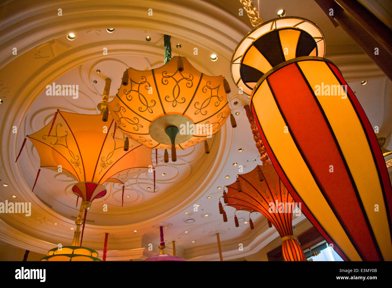Tipo di fantasia di apparecchi di illuminazione e ombrelloni all'interno del Wynn Hotel and Casino - LAS VEGAS, NEVADA Foto Stock