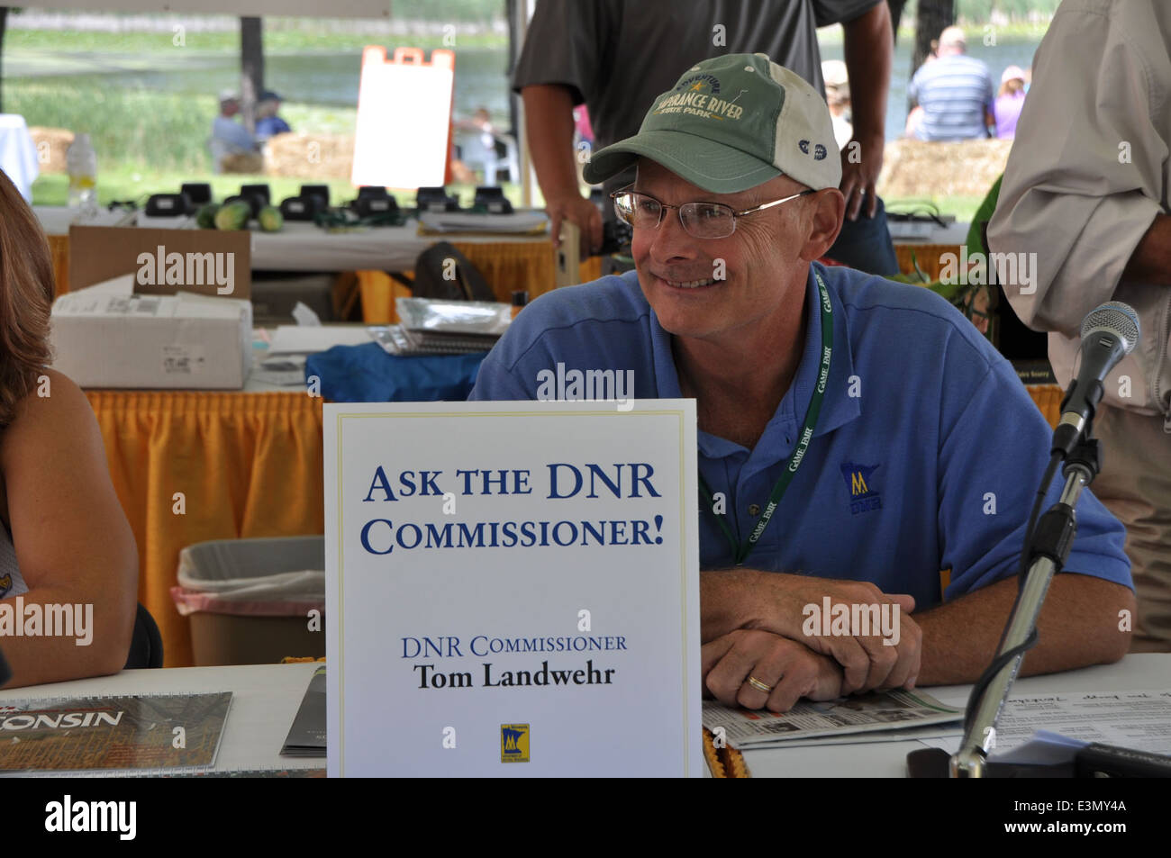 Il Commissario del Dipartimento delle risorse naturali del Minnesota Tom Landwehr ha celebrato il 75° anniversario della legge Pittman-Robertson, che finanzia la conservazione e il restauro della fauna selvatica attraverso le tasse sugli articoli sportivi. Questa legge sostiene gli sforzi del servizio ittico e faunistico degli Stati Uniti nella protezione della fauna selvatica e dell'habitat. Foto Stock