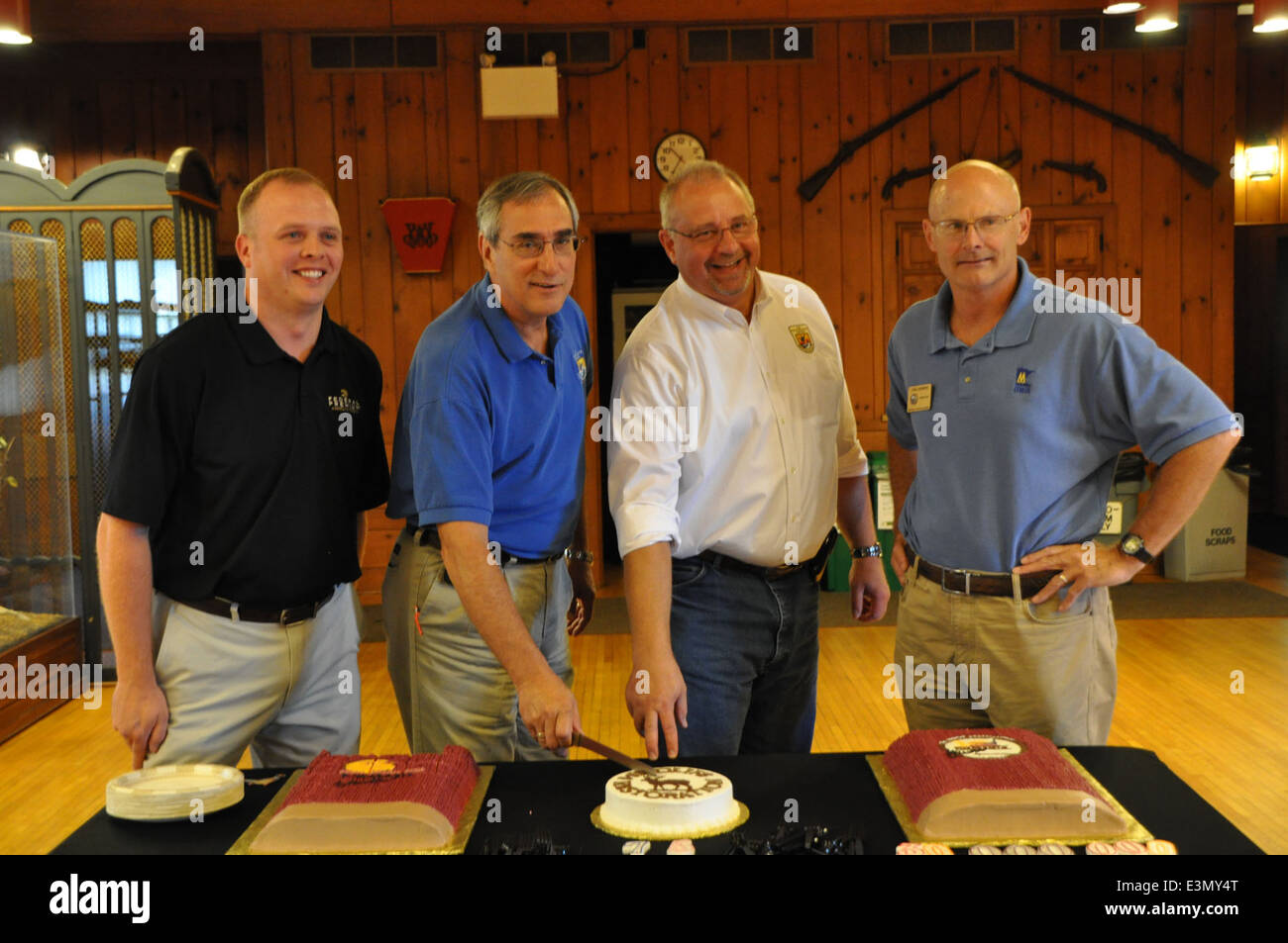 Il 75° anniversario del Department of Natural Resources e del U.S. Fish and Wildlife Service (FWS) è stato celebrato, segnando significativi risultati nel restauro della fauna selvatica e del pesce sportivo. L'evento ha evidenziato i contributi previsti dal Pittman-Robertson Act, che finanzia gli sforzi per la conservazione della fauna selvatica negli Stati Uniti Foto Stock