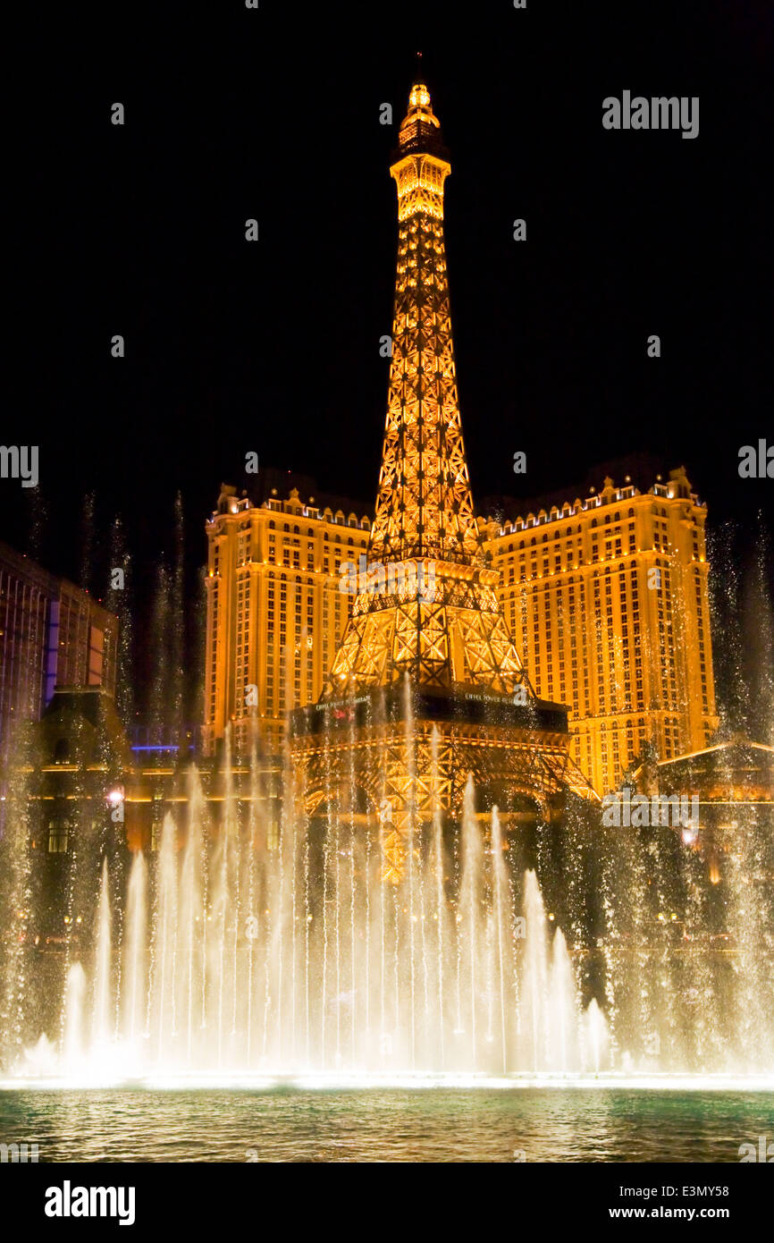 La fontana di sera spettacolo al Bellagio guardando verso il PARIS HOTEL AND CASINO - LAS VEGAS, NEVADA Foto Stock