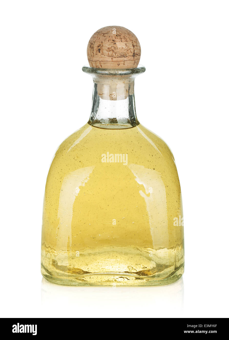 Bottiglia di tequila oro. Isolato su sfondo bianco Foto Stock