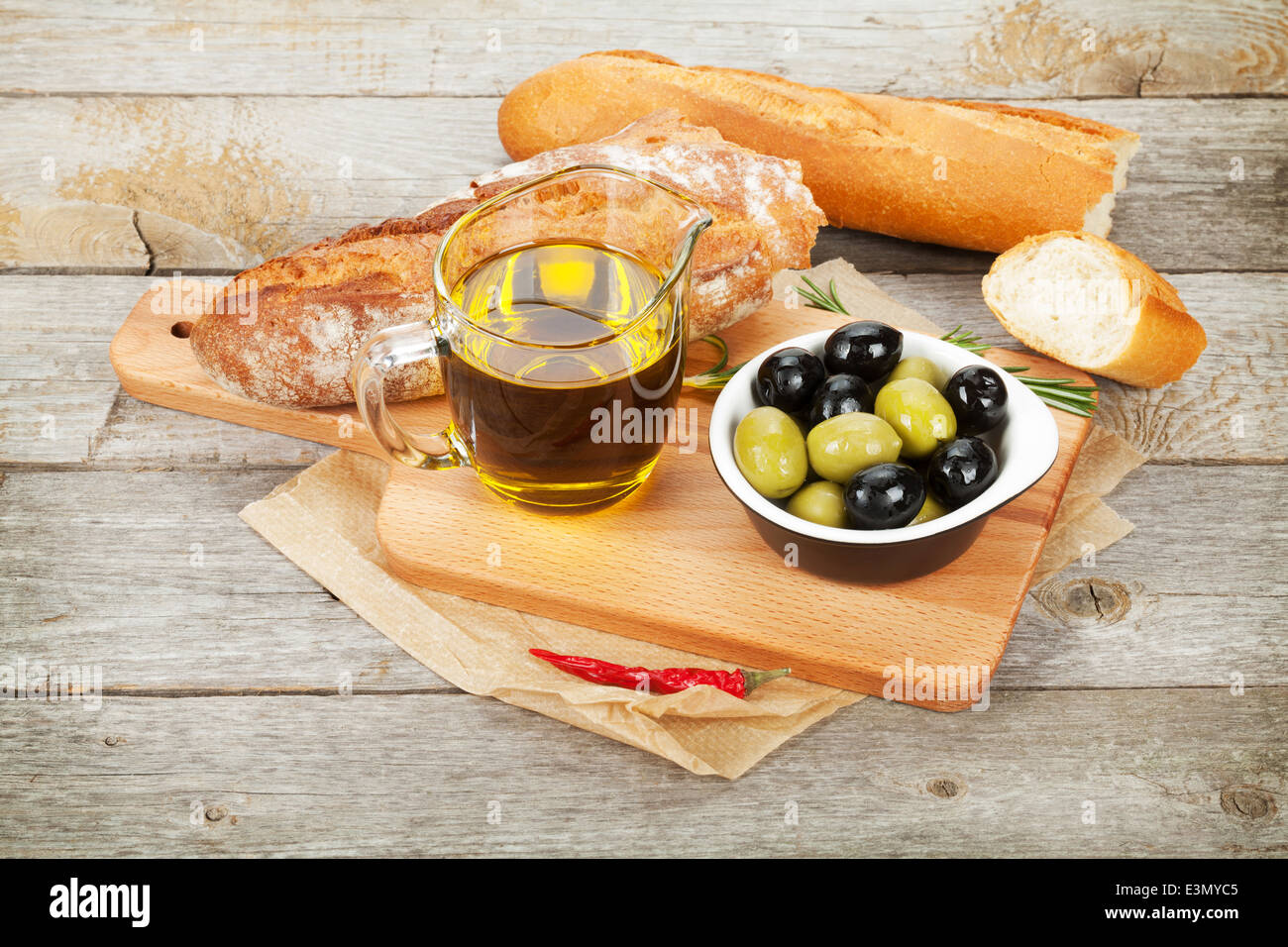 Il cibo italiano antipasto di olive, pane e spezie sul tavolo di legno sfondo Foto Stock