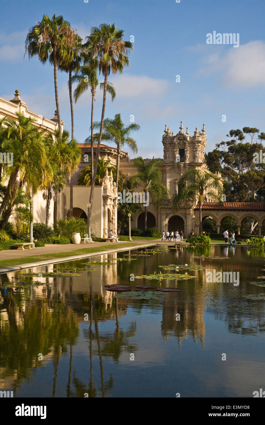 Il laghetto di gigli e CASA DEL BALBOA di Balboa Park - San Diego, California Foto Stock