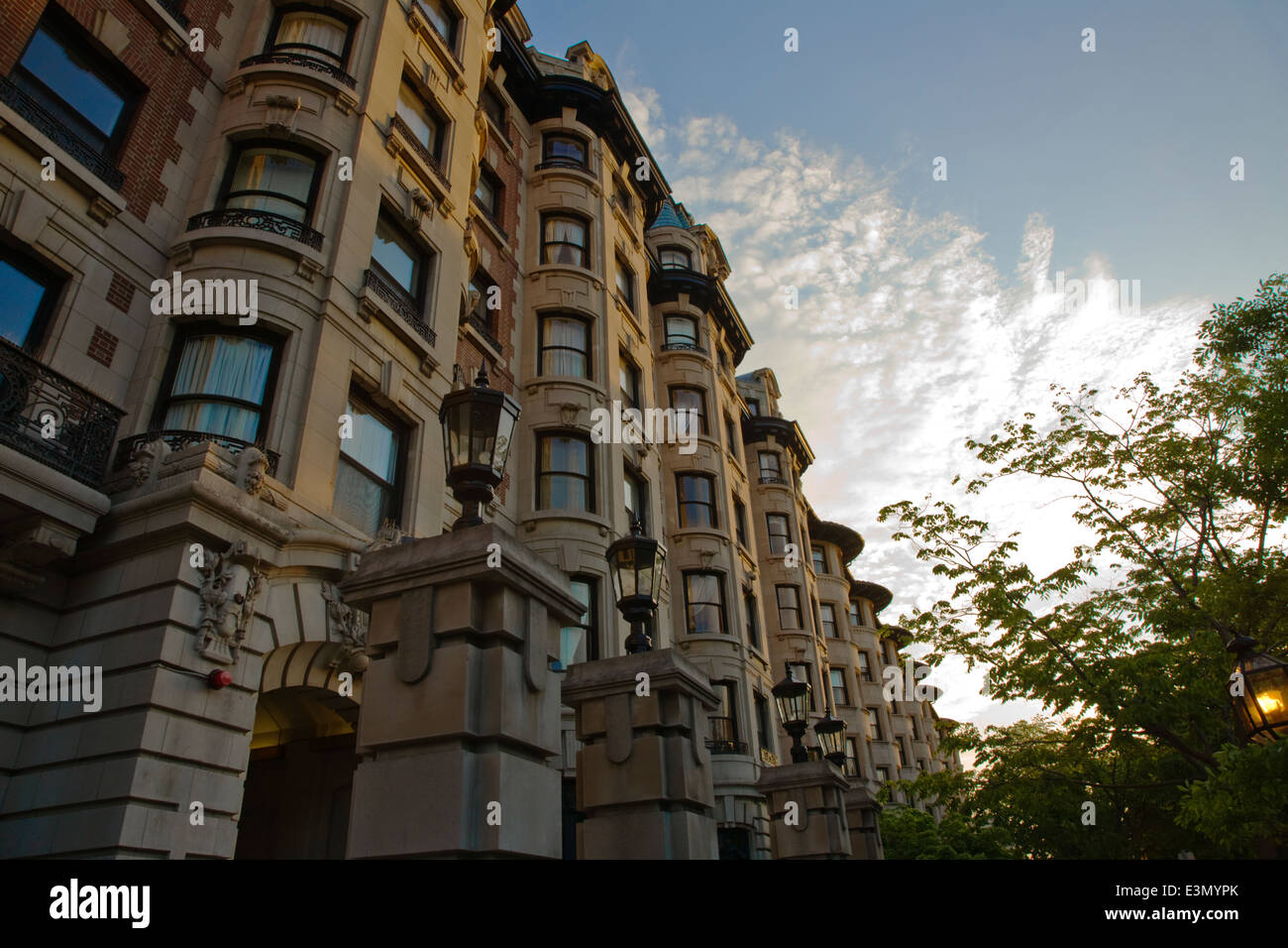 Classici edifici di pietra lungo Commonwealth Avenue - BOSTON, MASSACHUSETTS Foto Stock