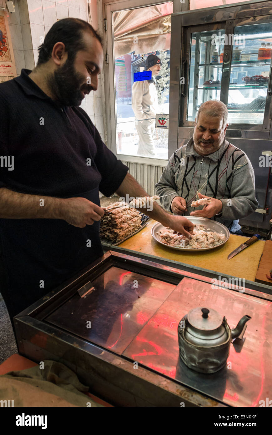 Gli uomini la preparazione di brochettes in un ristorante, Isfahan, Iran Foto Stock