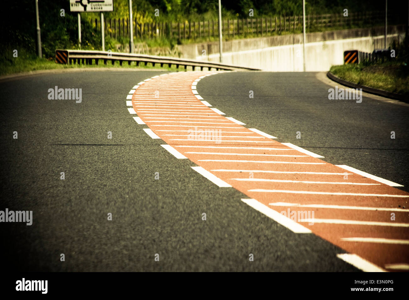 Strada curva con il central area tratteggiata Foto Stock