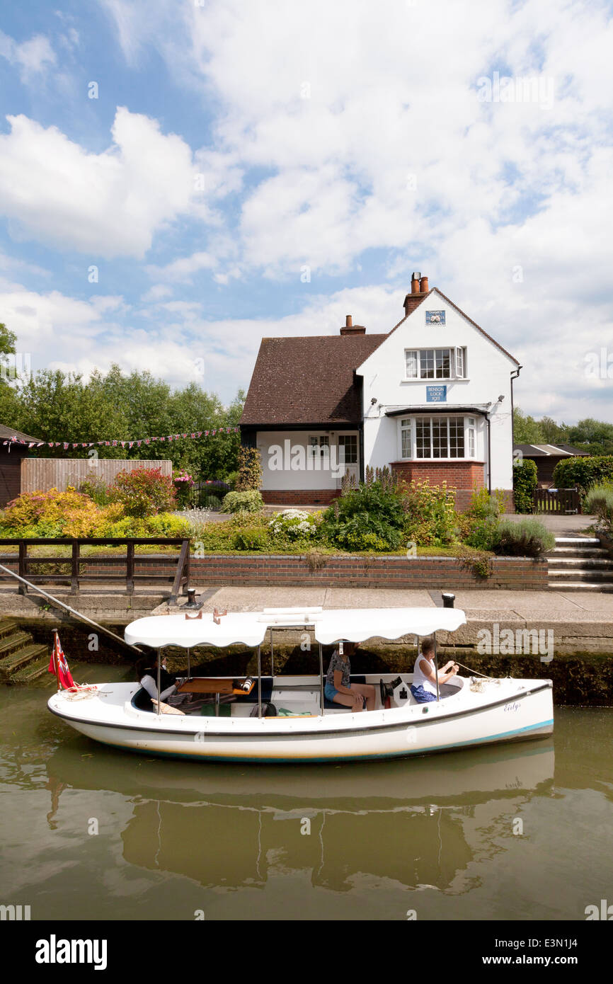 Una barca a Benson Lock, con la casa di blocco, Benson Lock, River Thames, Benson, Oxfordshire Inghilterra UK Foto Stock