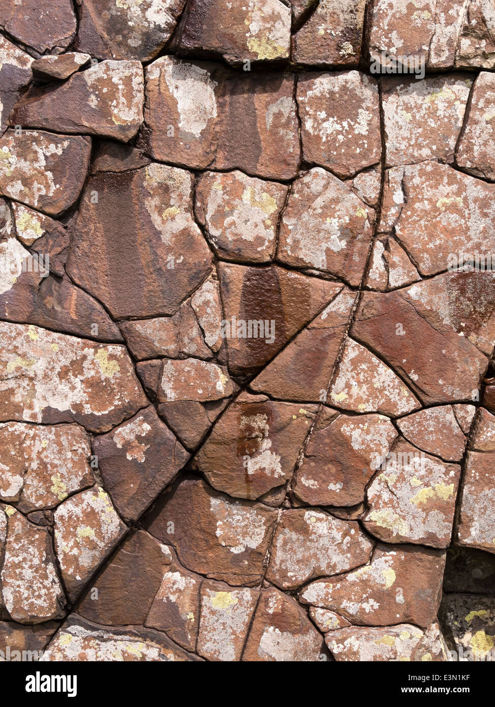 Esposti roccia erosa diga di parete di roccia ignea Palaeogene intrusione di basalto, Rubha un Dunain, Isola di Skye, Scotland, Regno Unito Foto Stock