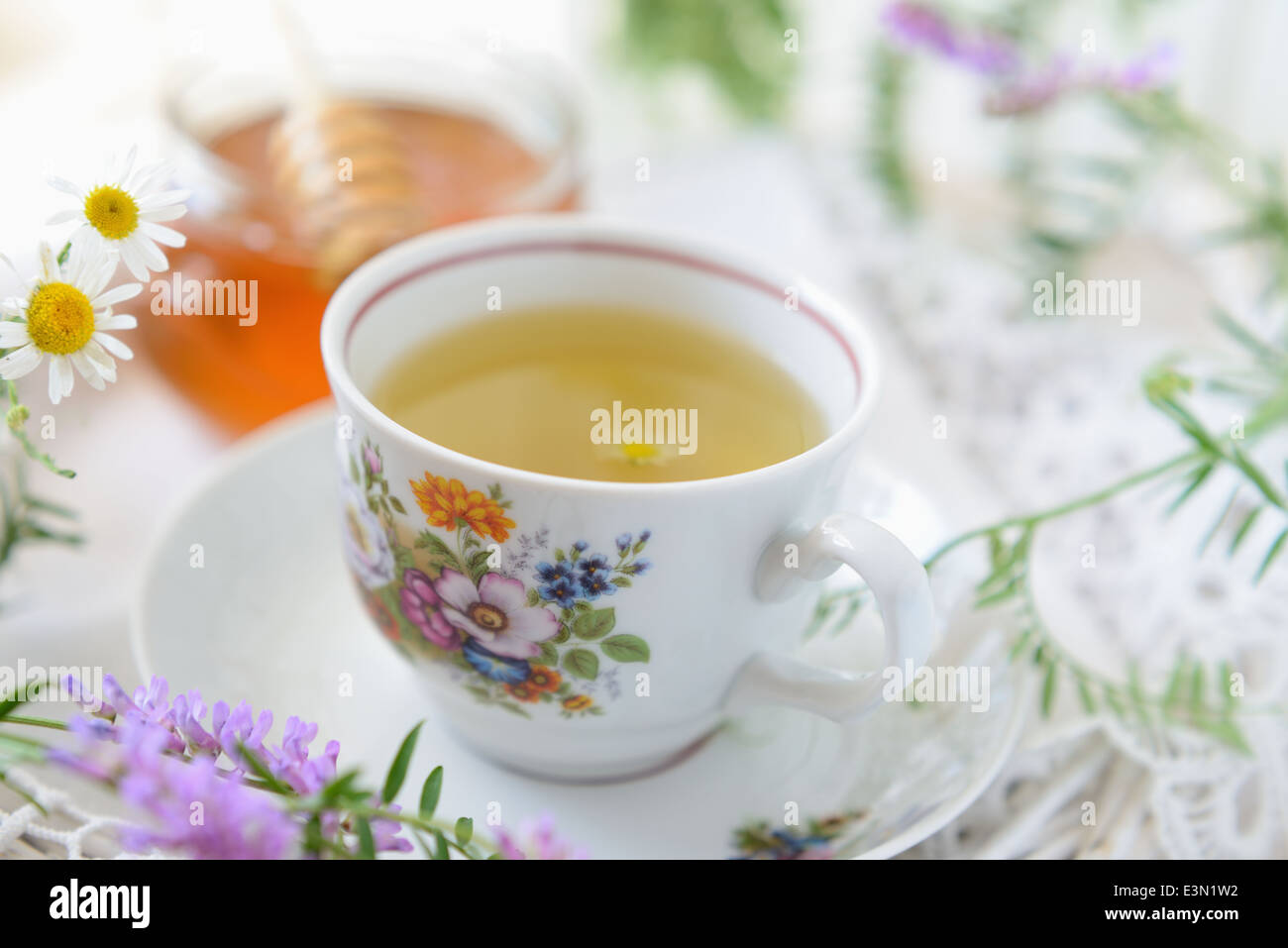 Di fiori selvaggi e tè camomilla Foto Stock