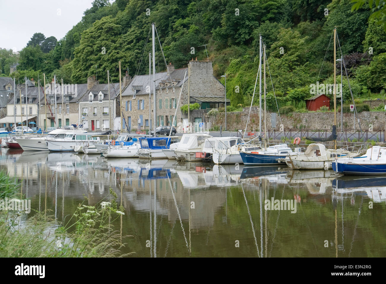 Scenario idilliaco presso il porto di Dinan, una città in Bretagna, Francia. Si trova in prossimità del fiume Rance Foto Stock