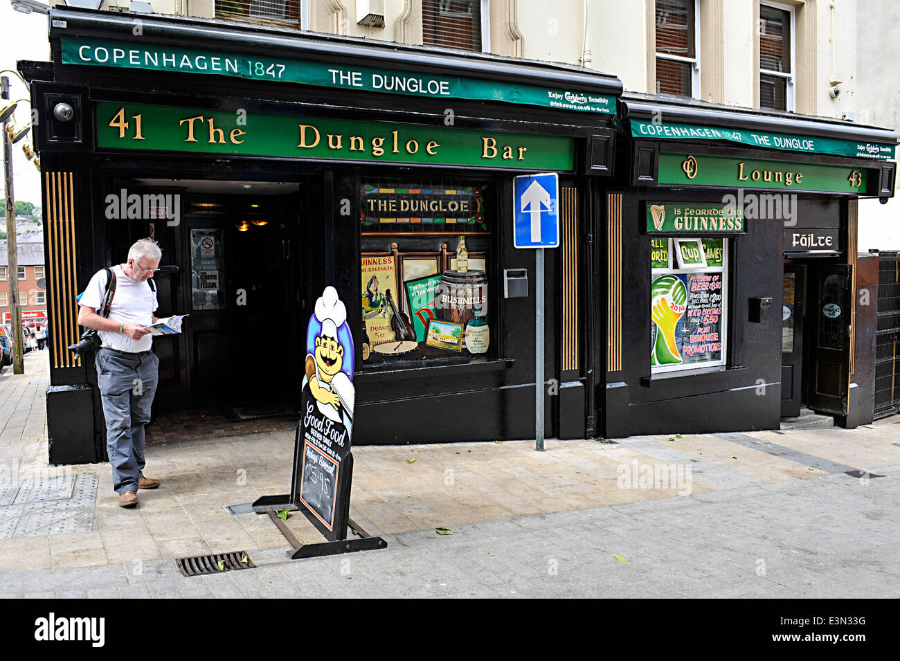 Esterno del Dungloe pub irlandese, Waterloo Street, Derry, Londonderry, Irlanda del Nord Foto Stock