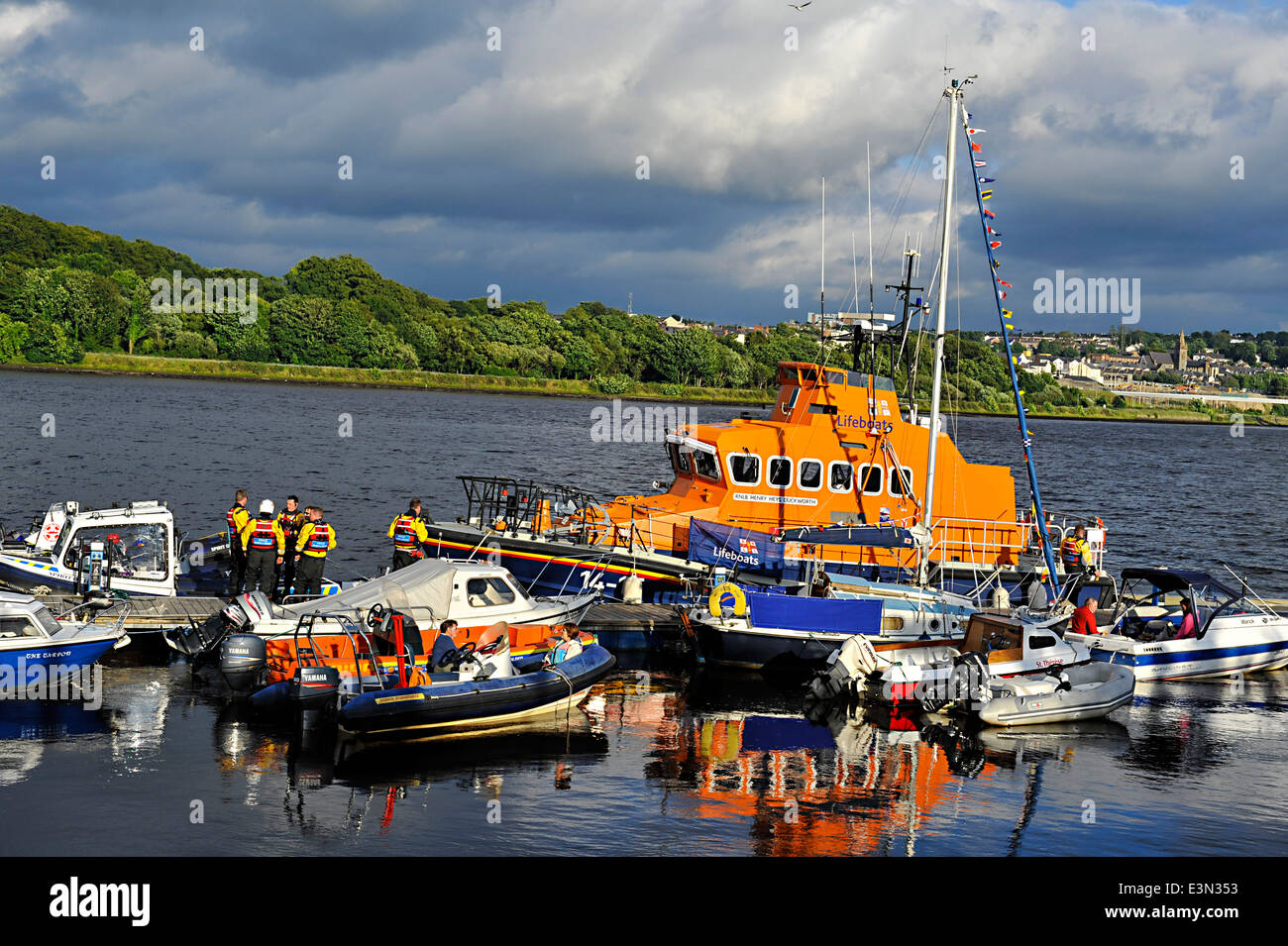 RNLI scialuppa di salvataggio, piccole imbarcazioni e yacht ormeggiati presso il Lough Foyle Marina, Derry, Londonderry, Irlanda del Nord Foto Stock