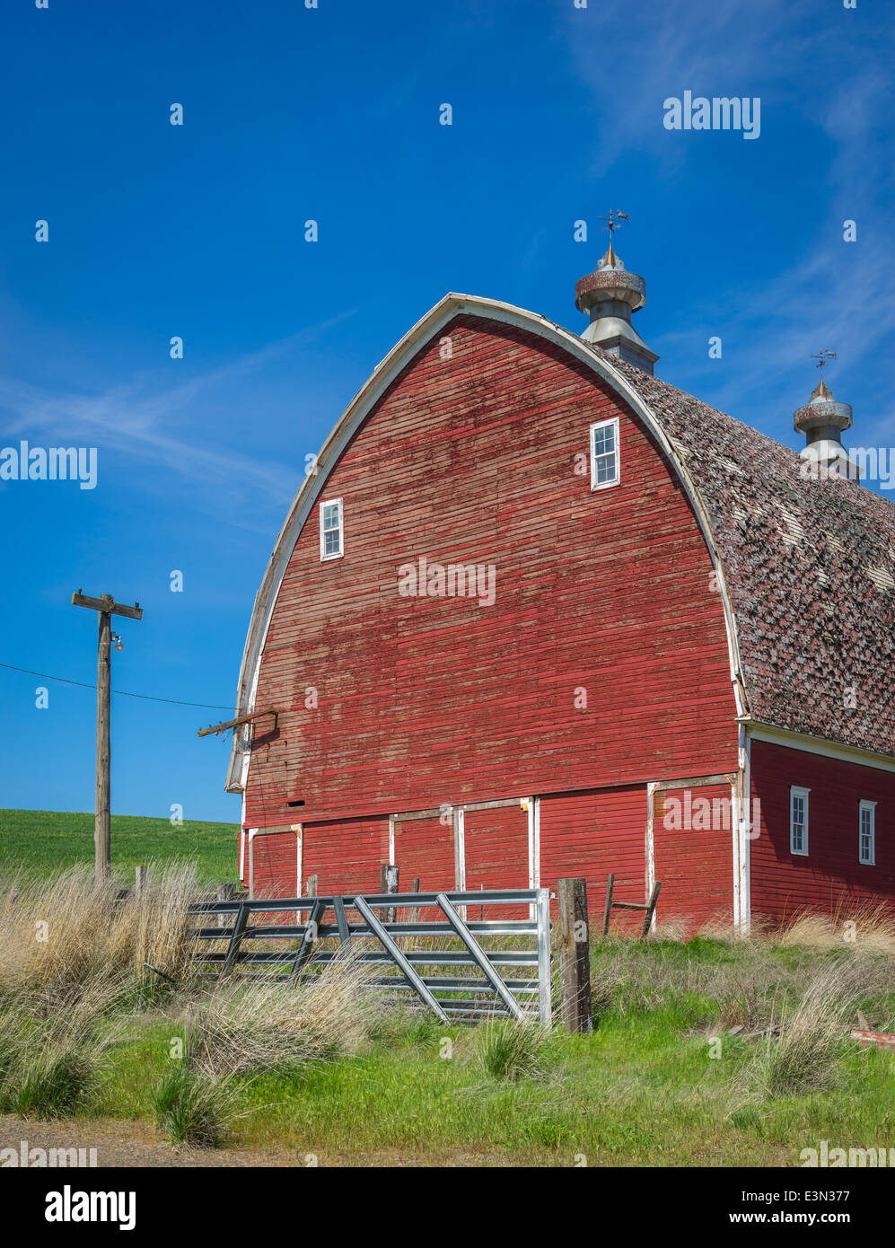 Il Palouse, Whitman County, Washington: Rosso fienile con tetto rotondo Foto Stock