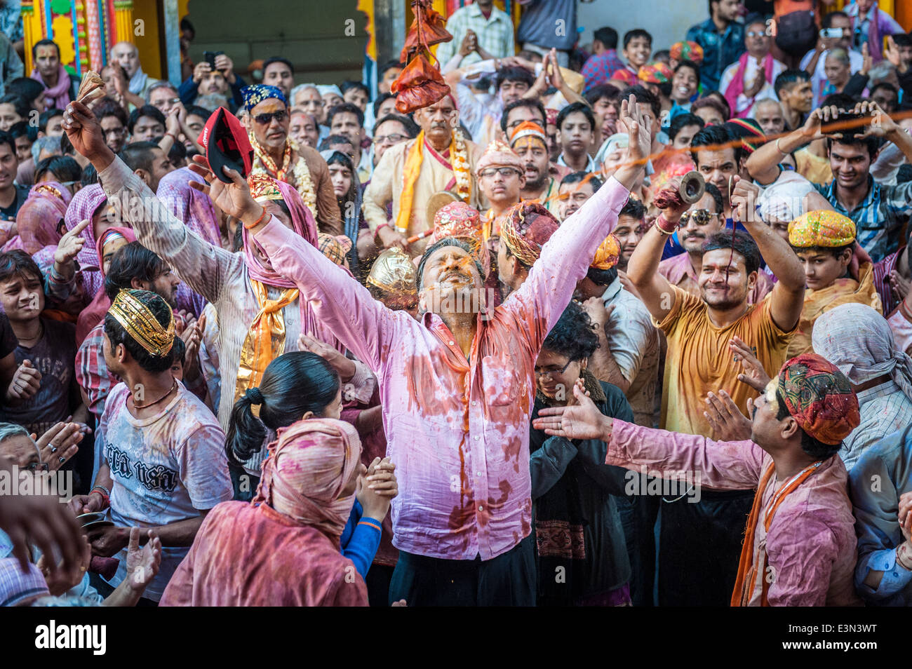 La gente celebra Holi festival 2014, Vrindavan, India. Foto Stock