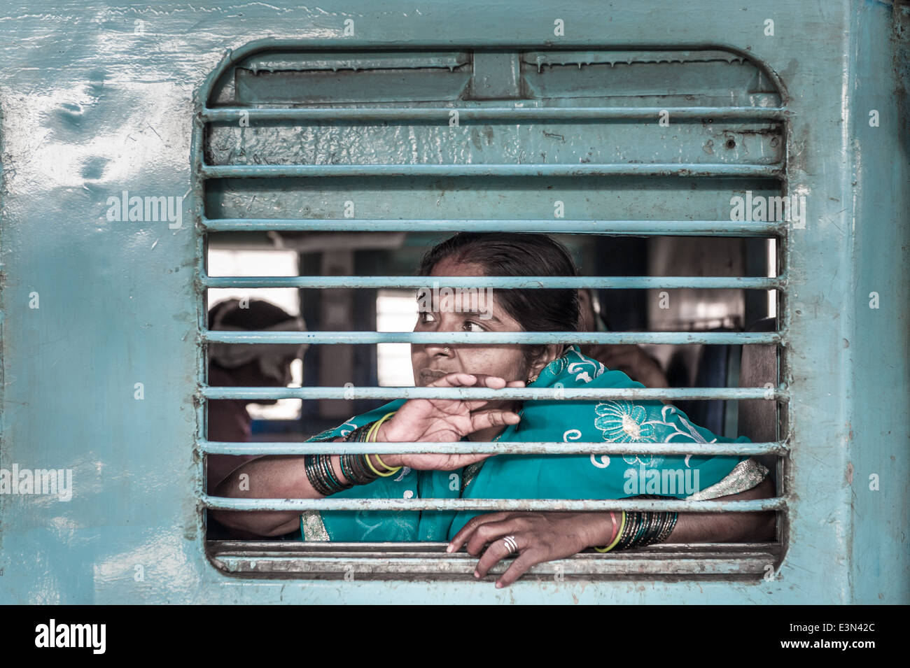 Donna su un treno guardando fuori dalla finestra, India, Asia Foto Stock