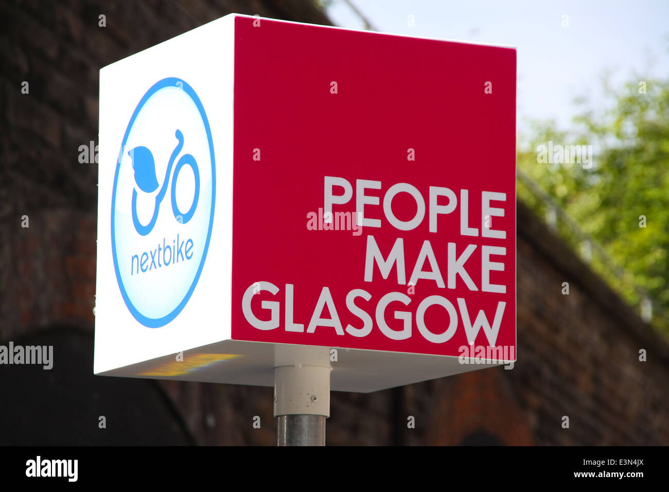 Le persone fanno Glasgow nextbike segno Foto Stock