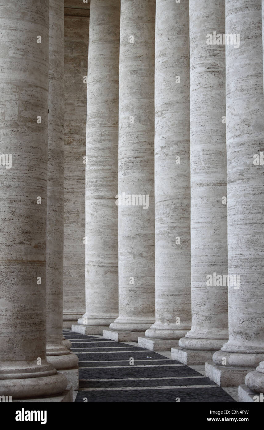 Colonnato della Basilica di San Pietro in Roma, Italia Foto Stock