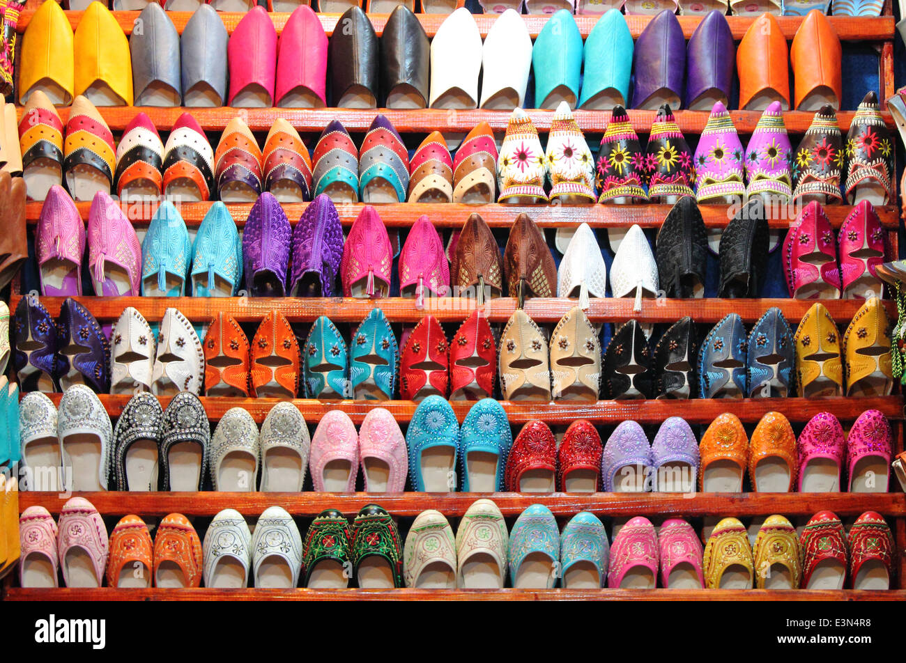 Marocchino in pelle pantofole per la vendita in un mercato in stallo Foto Stock