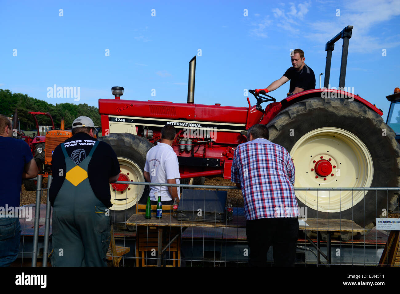 Il peso del trattore controllare Foto Stock