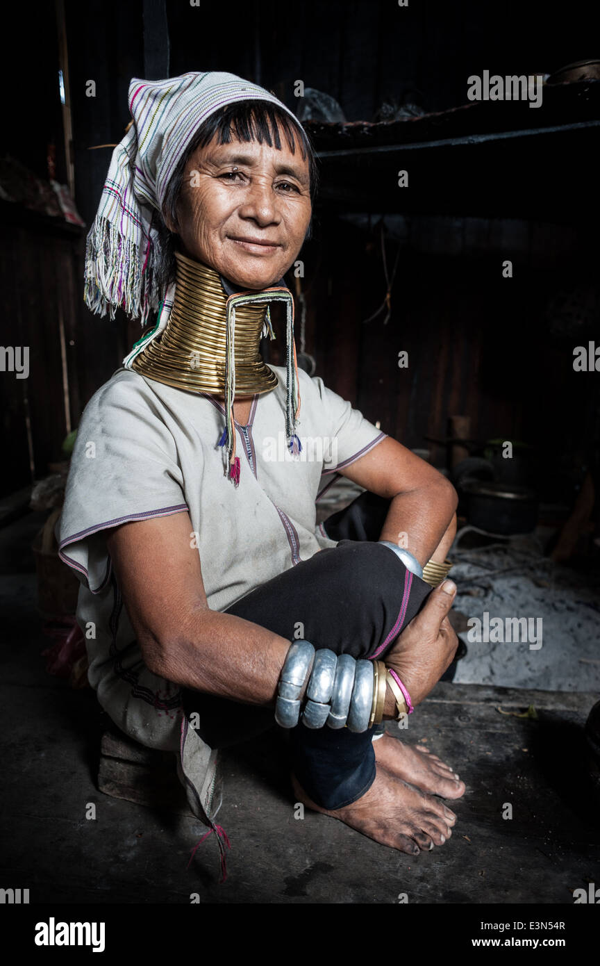 Ritratto di una donna Padaung in casa sua Loikaw area, Myanmar, Asia Foto Stock