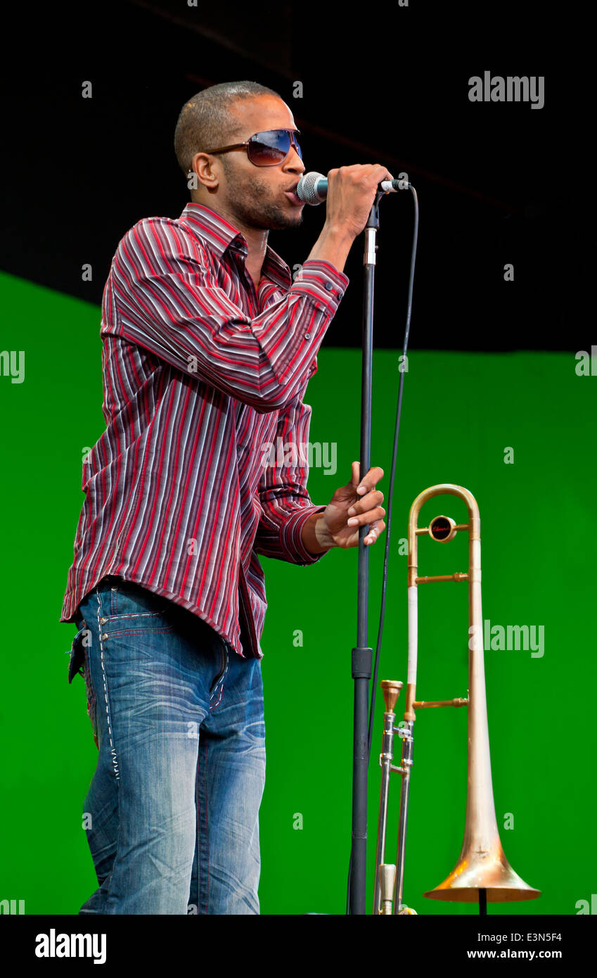 TROY ANDREWS sapere come TROMBONE SHORTY preforme con la sua band sul palco del giardino - 2010 MONTEREY JAZZ FESTIVAL, CALIFORINA Foto Stock