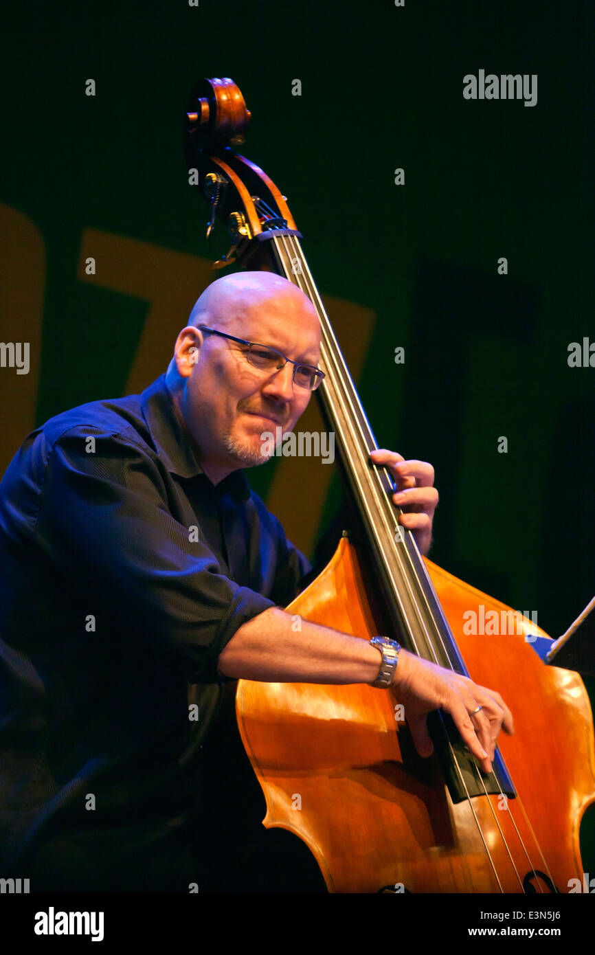 SCOTT COLLEY gioca base con il Kronos Quartet su Jimmy Lyons tappa - 2010 MONTEREY JAZZ FESTIVAL, CALIFORNIA Foto Stock