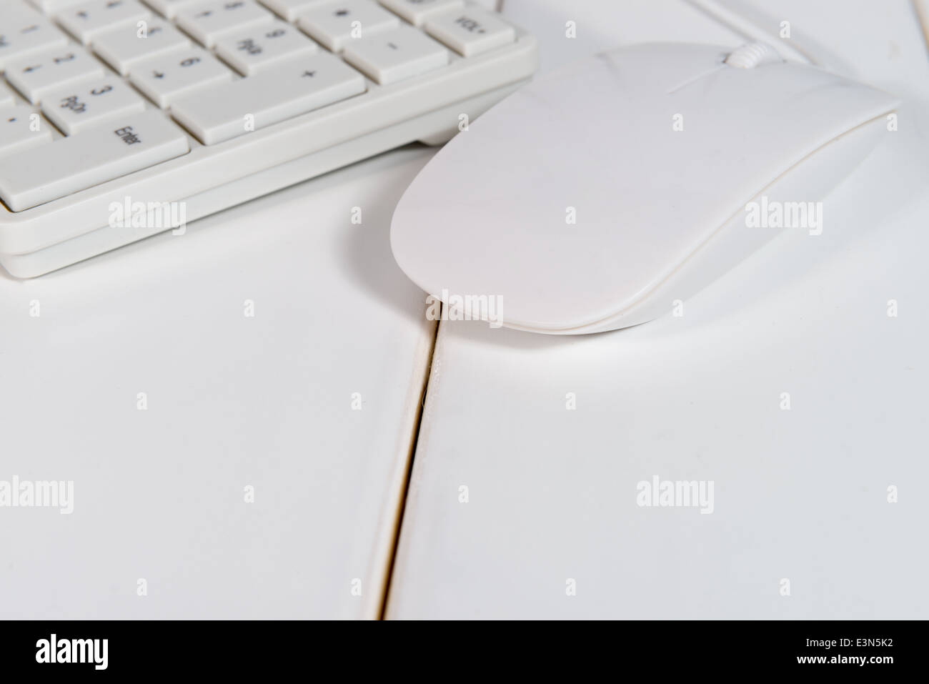 Grigio computer isolati del mouse su bianco Foto Stock