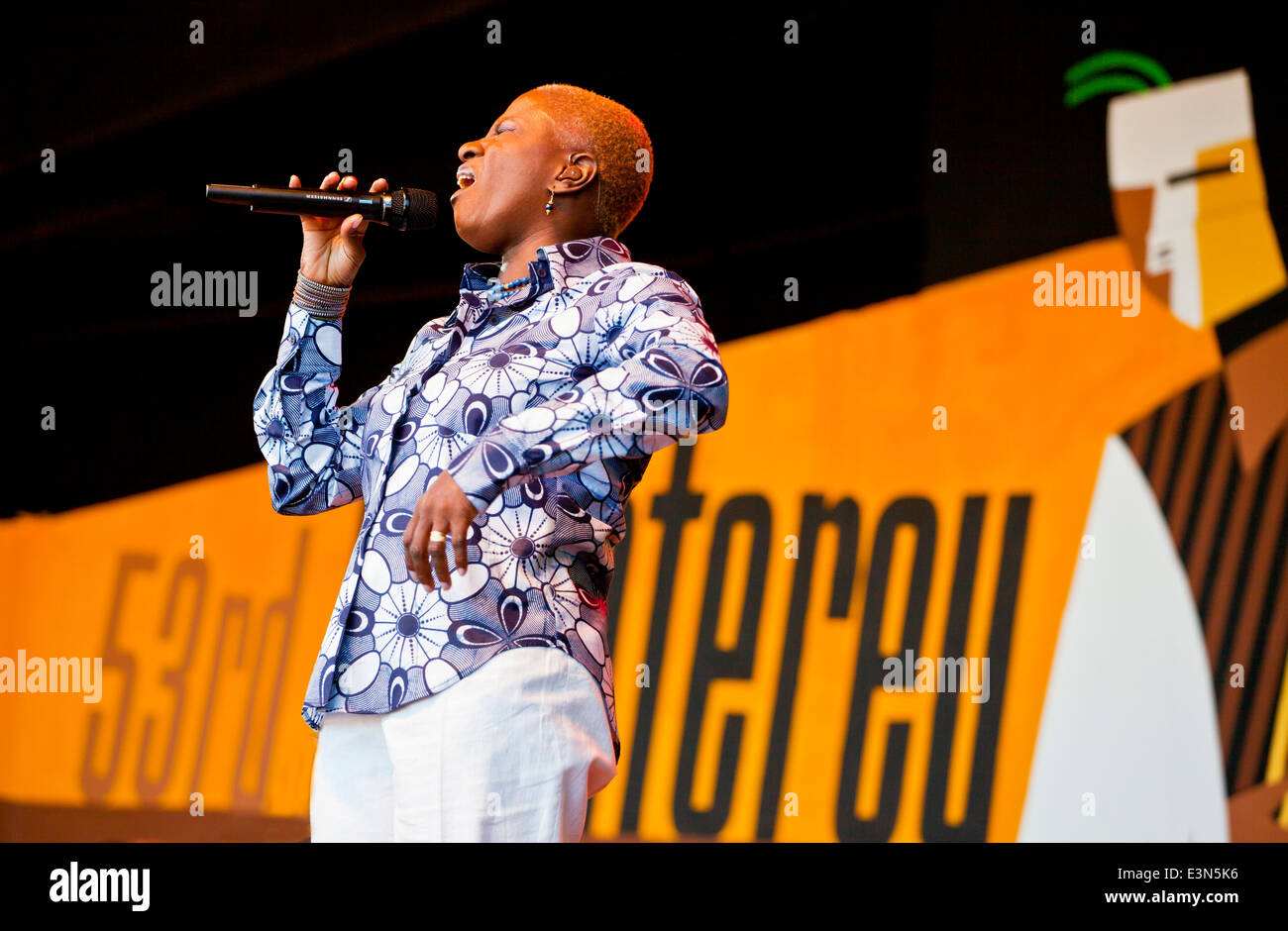 ANGELIQUE KIDJO canta su Jimmy Lyons tappa - 2010 MONTEREY JAZZ FESTIVAL, CALIFORNIA Foto Stock