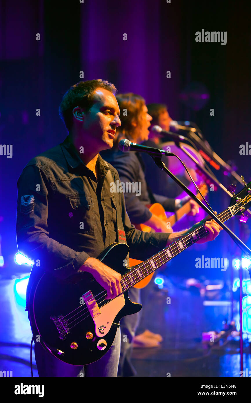 Foster Murray suona la chitarra per il grande mare. un gruppo di canto dal Canada, preformatura al tramonto CENTRO - Carmelo, CALIFORNIA Foto Stock