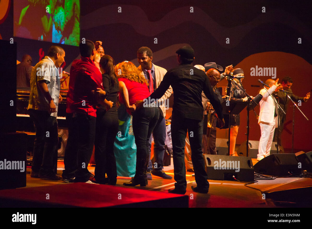 L'orchestra di Buena Vista Social Club di preforme sul Jimmy Lyons tappa al Monterey Jazz Festival - Monterey, California Foto Stock