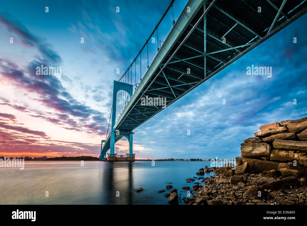 Bronx Whitestone Bridge al tramonto Foto Stock