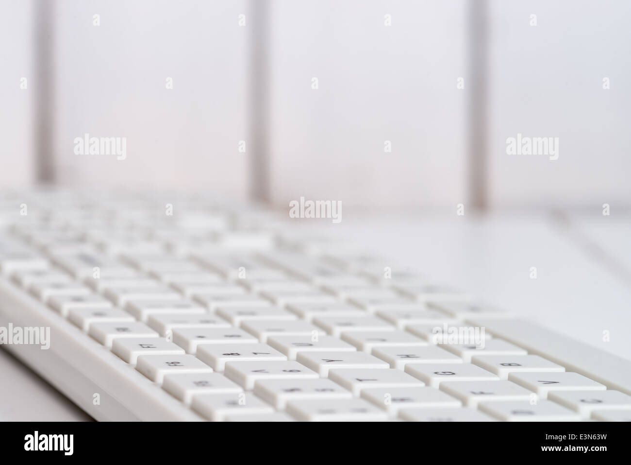 Grigio computer isolati del mouse su bianco Foto Stock