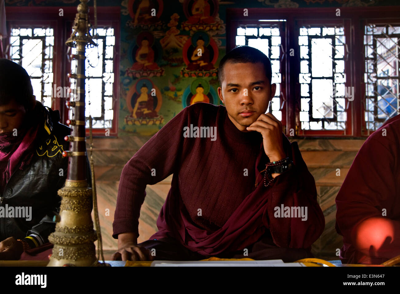 Un tibetano monaco buddista all'interno di un monastero vicino BODHANATH STUPA - Kathmandu, Nepal Foto Stock