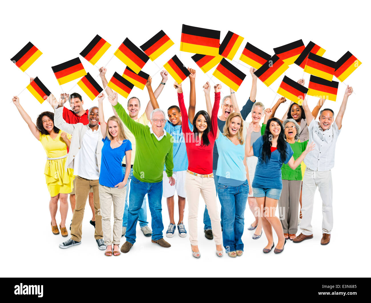 Gruppo multietnico di diverse persone contente e azienda bandiera nazionale della Germania Foto Stock