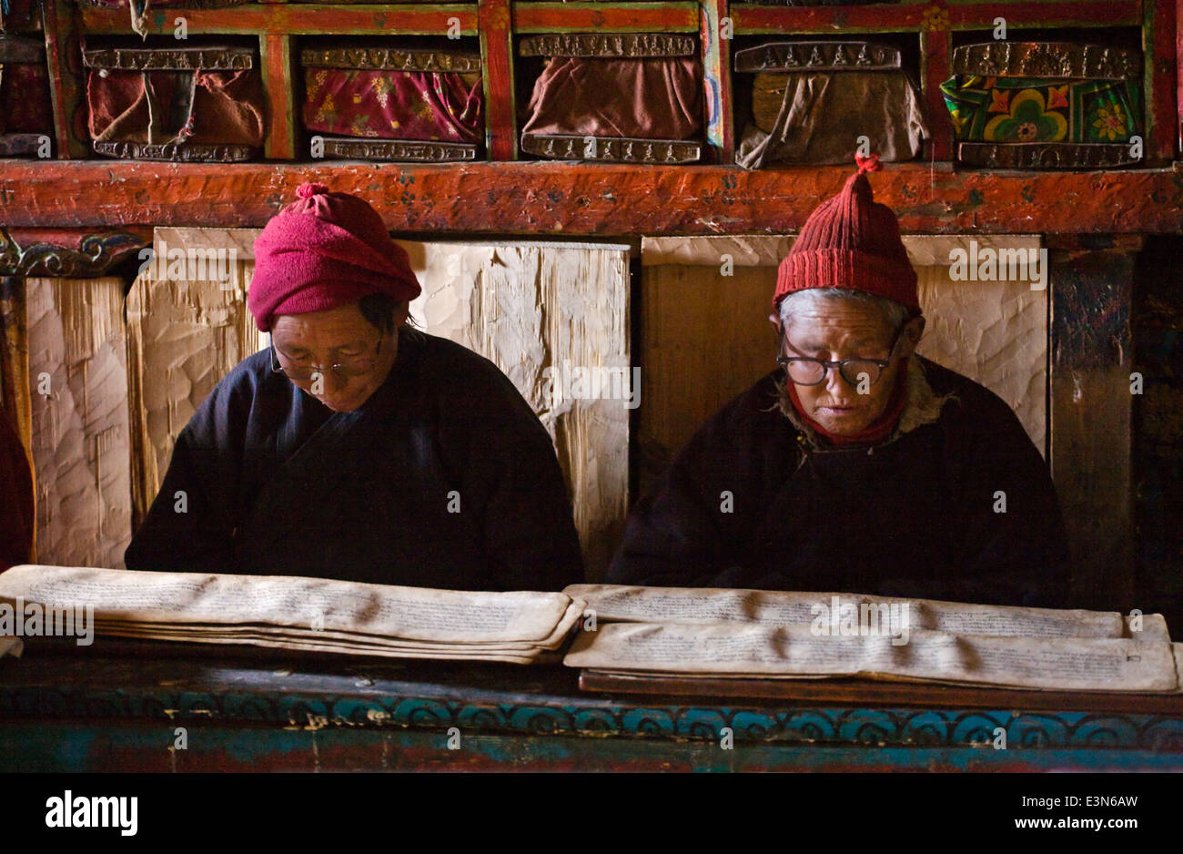Monaci buddisti tibetani leggere testi sacri nel villaggio di SAMDO sul intorno il MANASLU TREK - REGIONE NUPRI, NEPAL Foto Stock