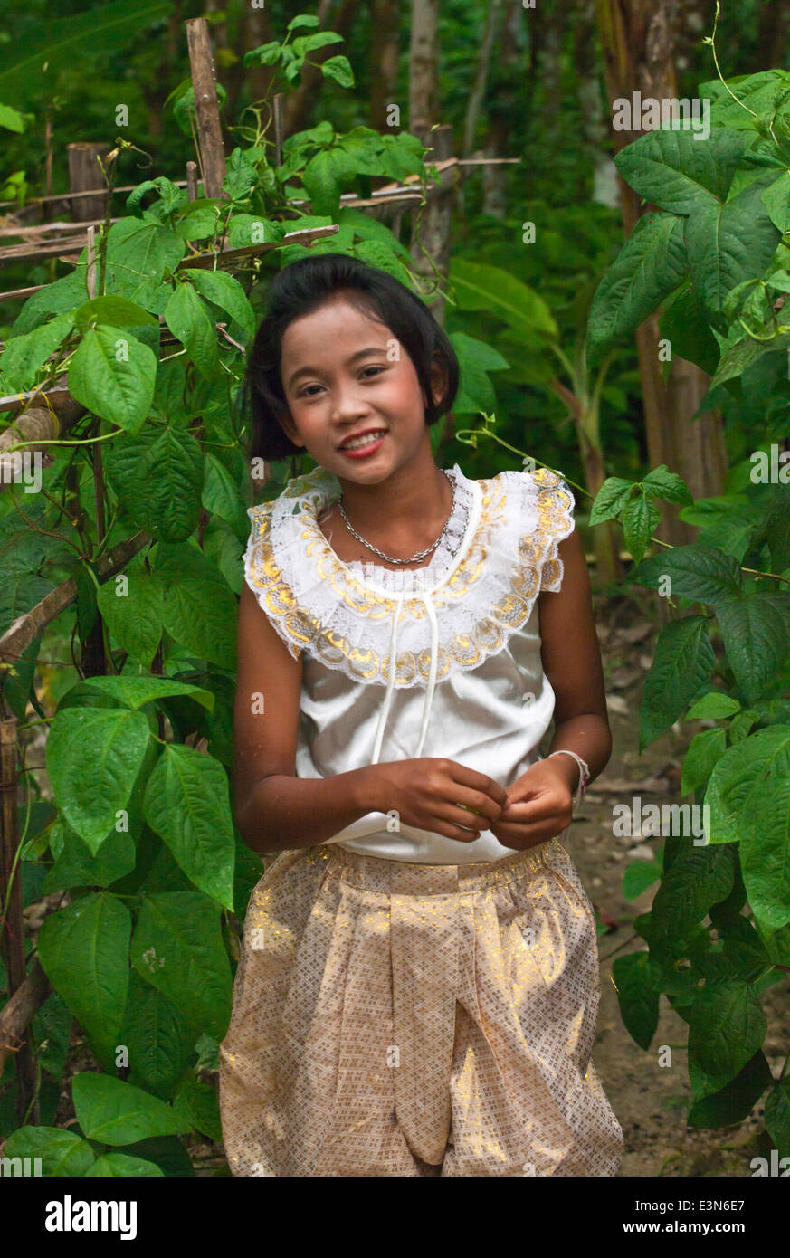 Una ragazza tailandese nel giardino biologico a casa e vita orfanotrofio di PHANGNGA - KHAO LOK, Thailandia Foto Stock