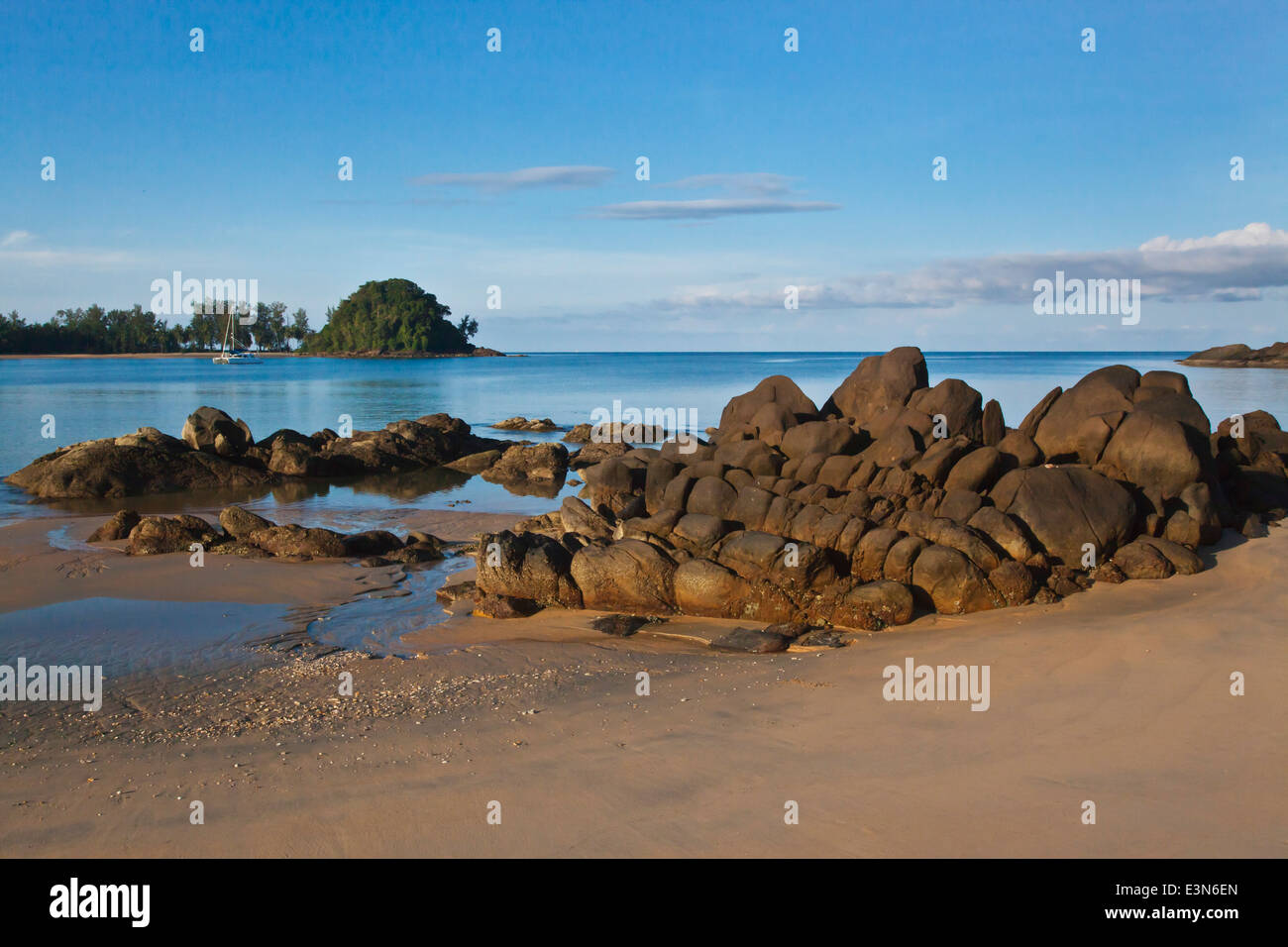 Una spiaggia deserta vicino a Koh PHRA THONG Island e il Buddha d'Oro Resort, Thailandia Foto Stock