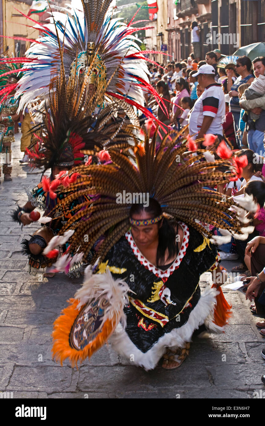 Danze Indigene di compagnie di tutto il Messico sfilano per le strade durante il giorno di indipendenza in San Miguel De Allende Foto Stock