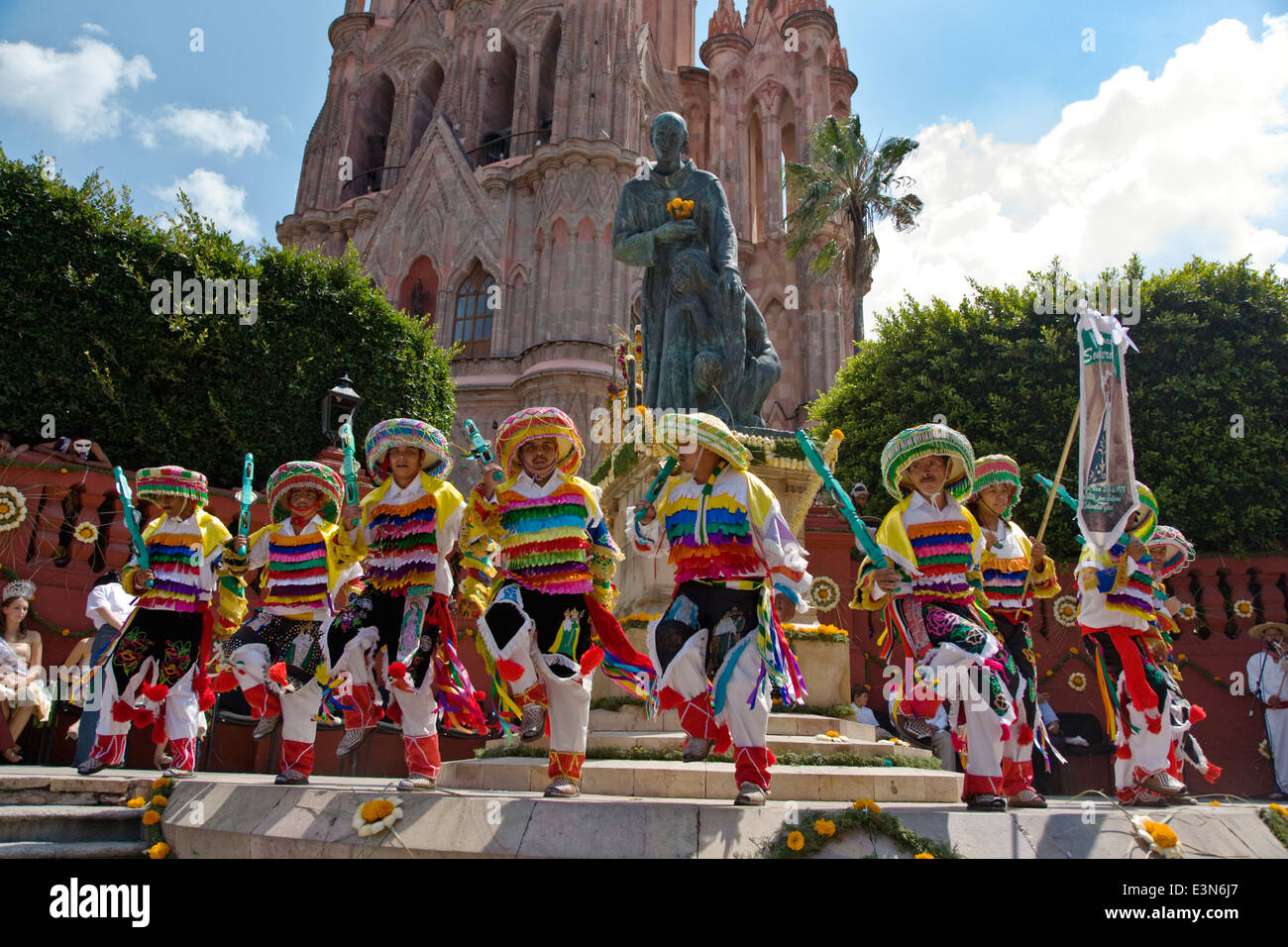 Danze Indigene di compagnie di tutto il Messico sfilano per le strade durante il giorno di indipendenza in San Miguel De Allende Foto Stock