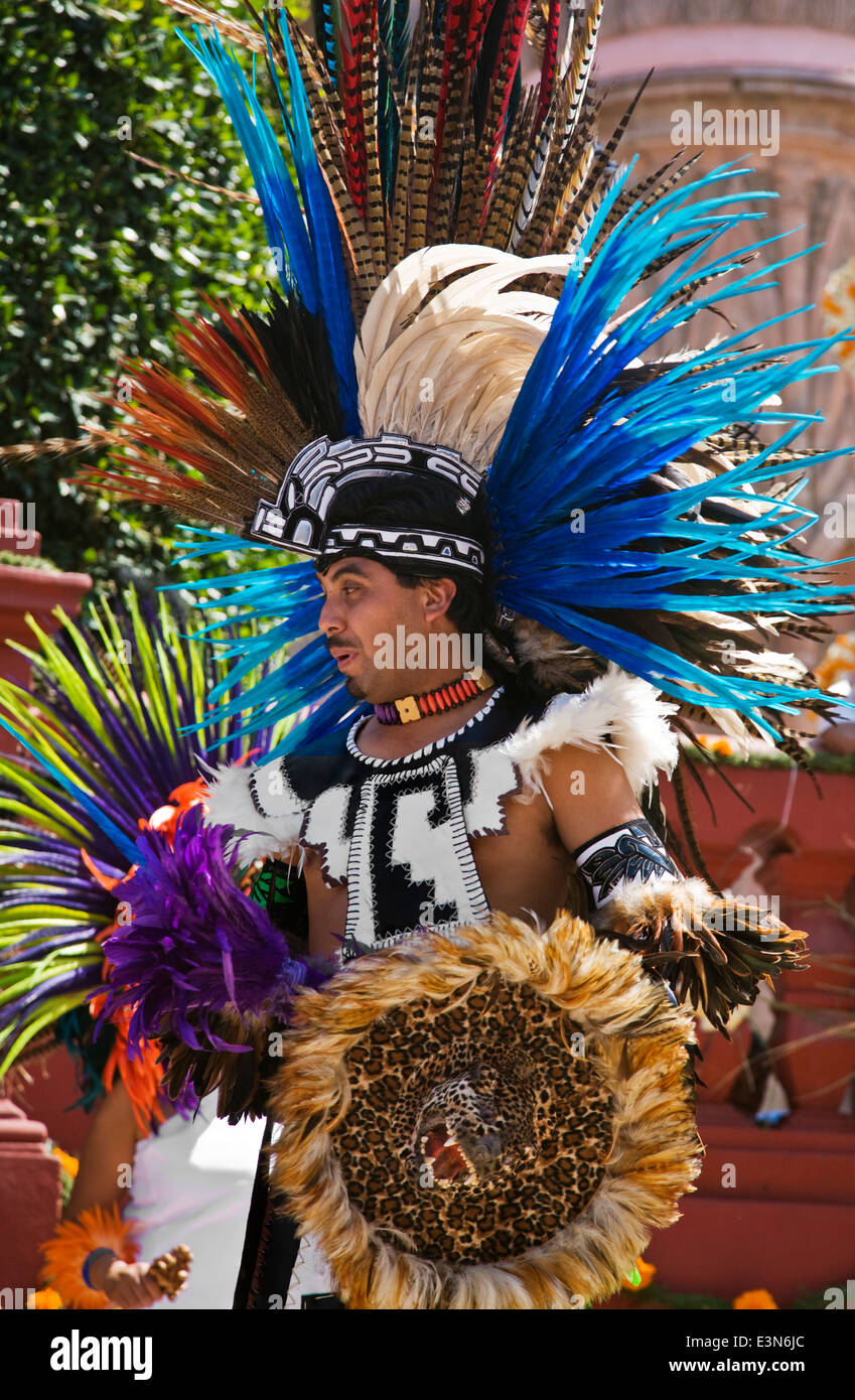 Danze Indigene di compagnie di tutto il Messico sfilano per le strade durante il giorno di indipendenza in San Miguel De Allende Foto Stock