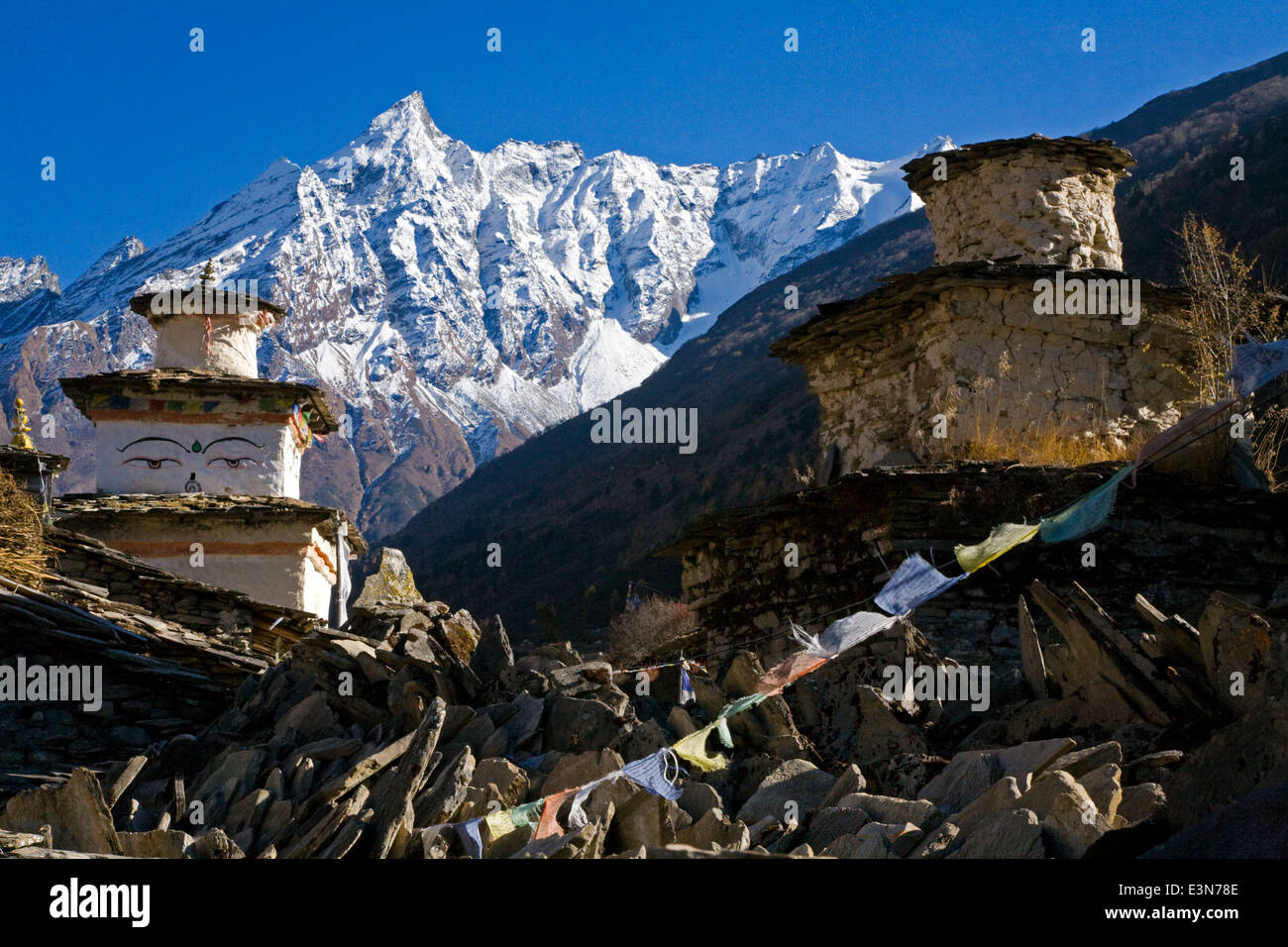 Stupa e una parete di mani nel villaggio di SAMAGAUN sul intorno il MANASLU TREK - REGIONE NUPRI, NEPAL Foto Stock