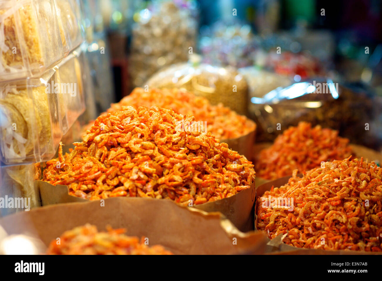 Essiccati conservati i gamberetti in un mercato alimentare in Ho Chi Minh City Vietnam Foto Stock