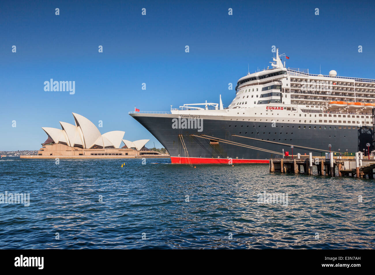 Cunard liner Queen Mary 2 ormeggiato a Circular Quay, Sydney, con la Opera House di Sydney in background. Foto Stock