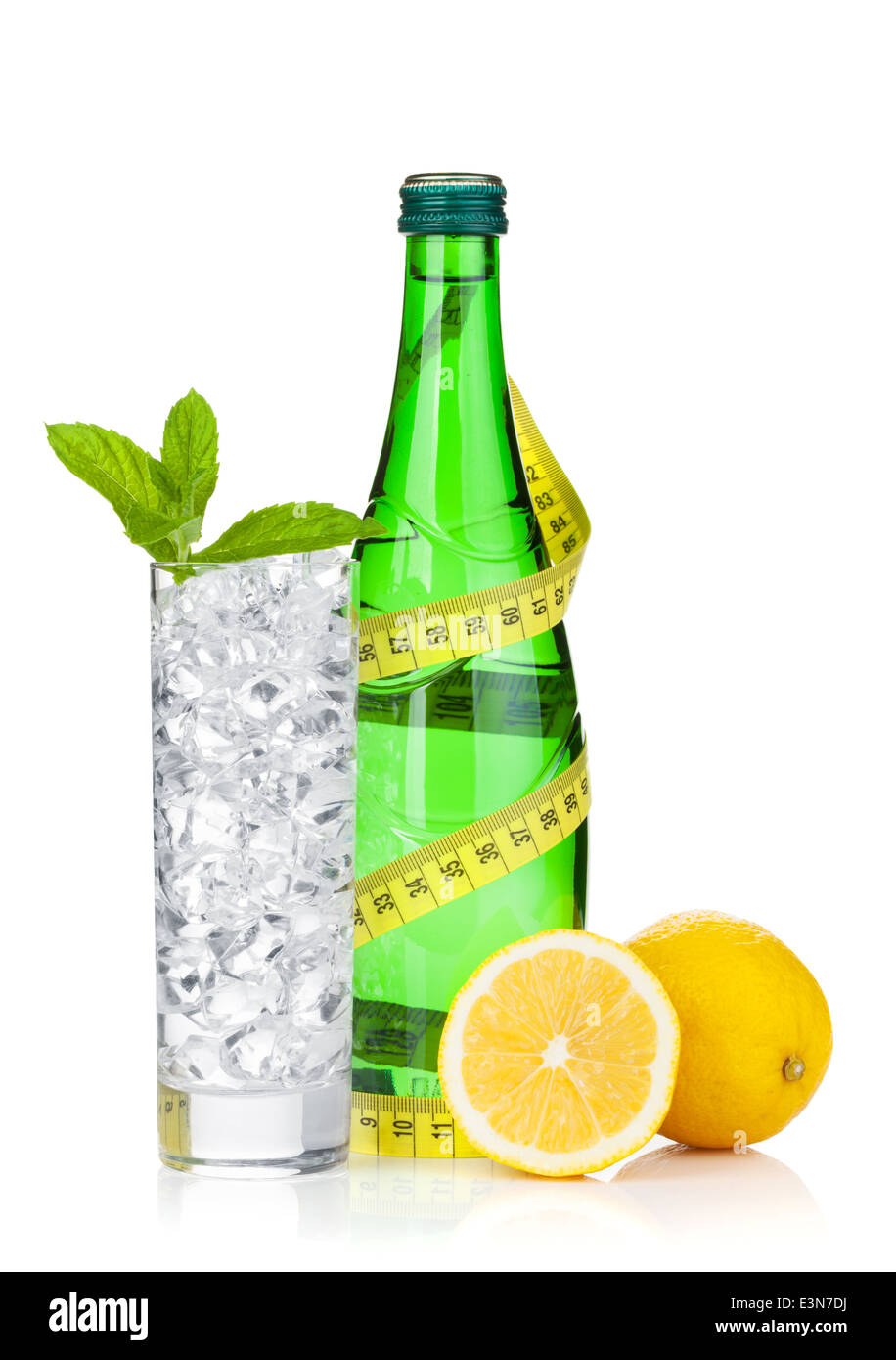 Bicchiere di acqua con ghiaccio, una bottiglia, un nastro di misurazione, limone e menta. Isolato su sfondo bianco Foto Stock