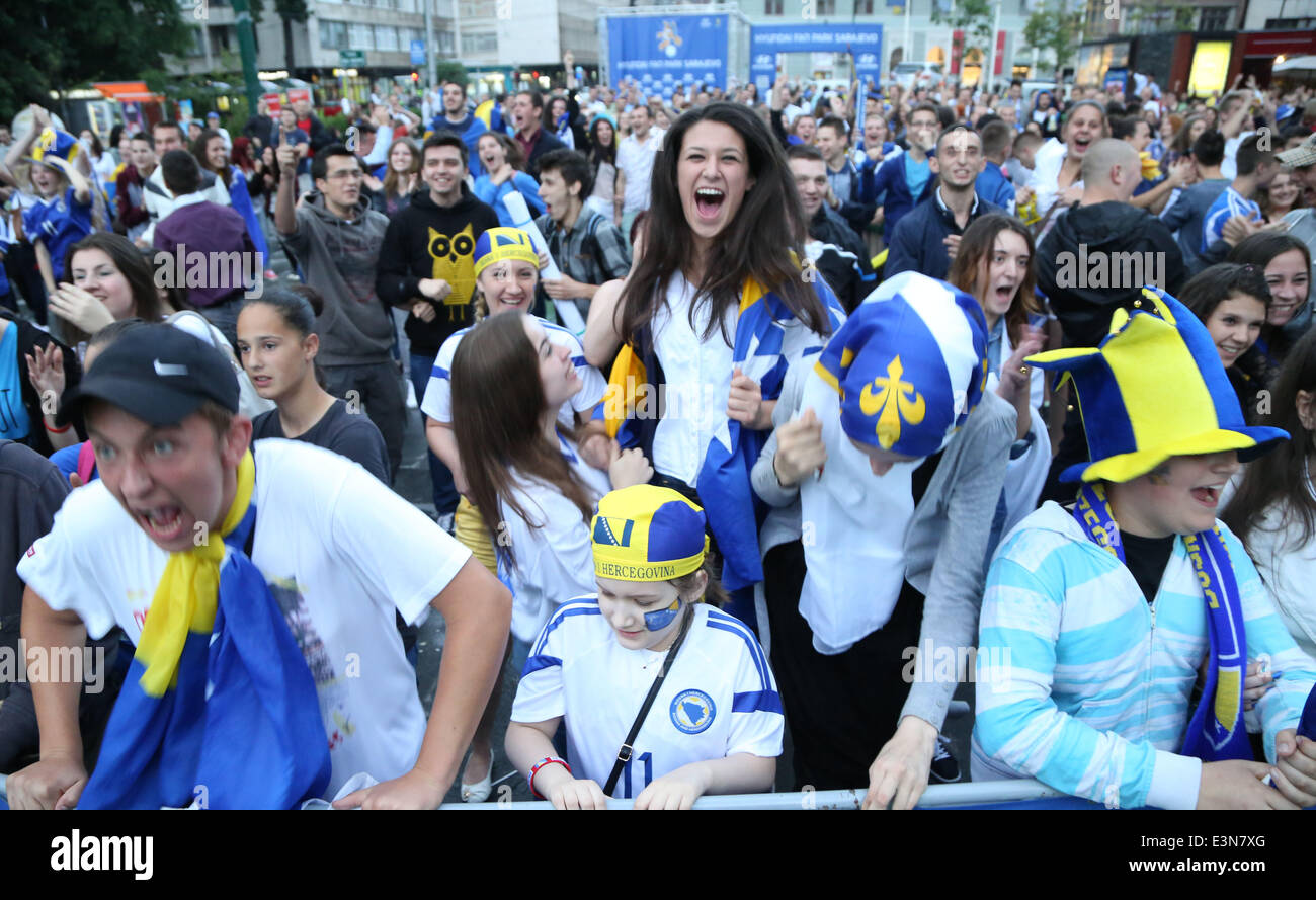 Sarajevo, Bosnia Erzegovina. Il 25 giugno, 2014. Ventole il tifo per il team che guarda il televisiva 2014 Coppa del Mondo FIFA Group F match tra la Bosnia Erzegovina e Iran, di fronte al centro di BBI presso il centro cittadino di Sarajevo, Bosnia Erzegovina, 25 Giugno, 2014. La Bosnia e Erzegovina ha vinto la partita 3-1 ma è stato squalificato per la fase di knockout. © Haris Memija/Xinhua/Alamy Live News Foto Stock