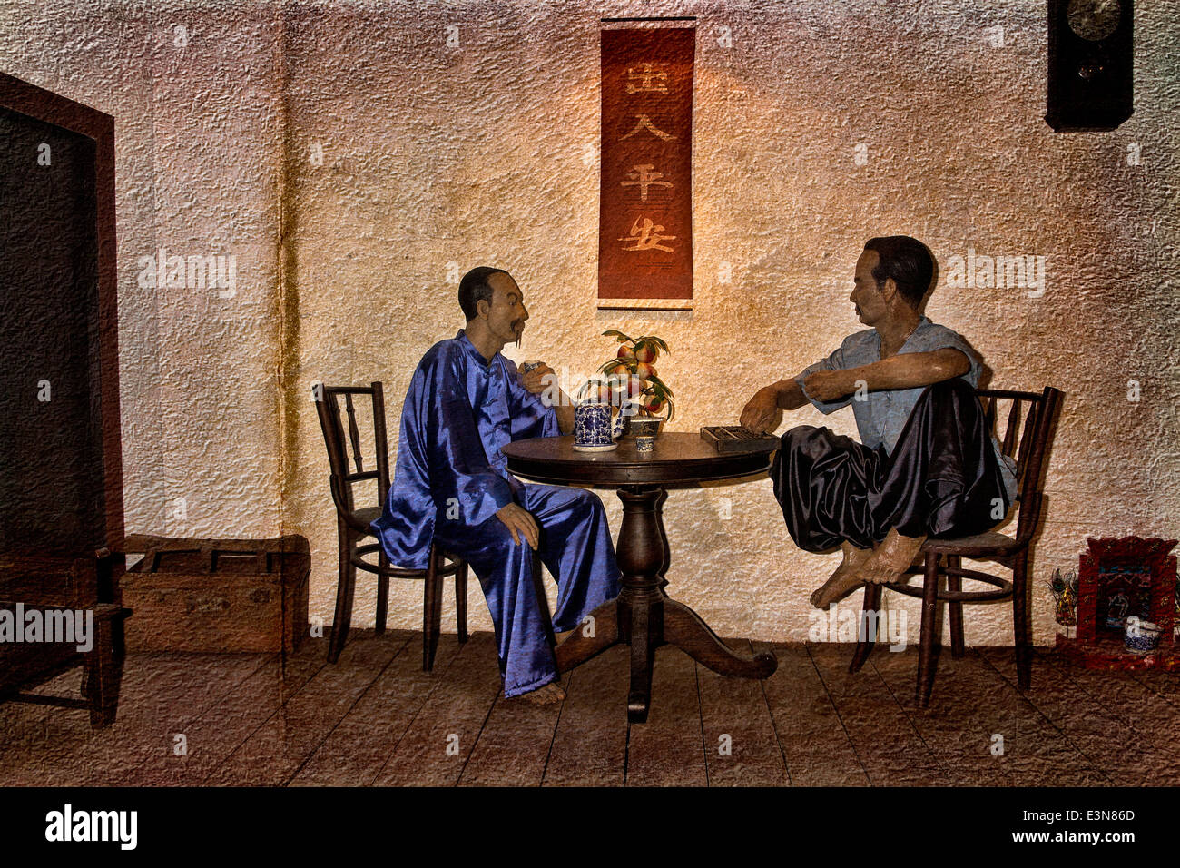 Casa da tè cinese. Immagine testurizzata, effetto pittorico e tela di figure cinesi in una sala da tè. Museo mostra Thailandia S. E. Asia Foto Stock