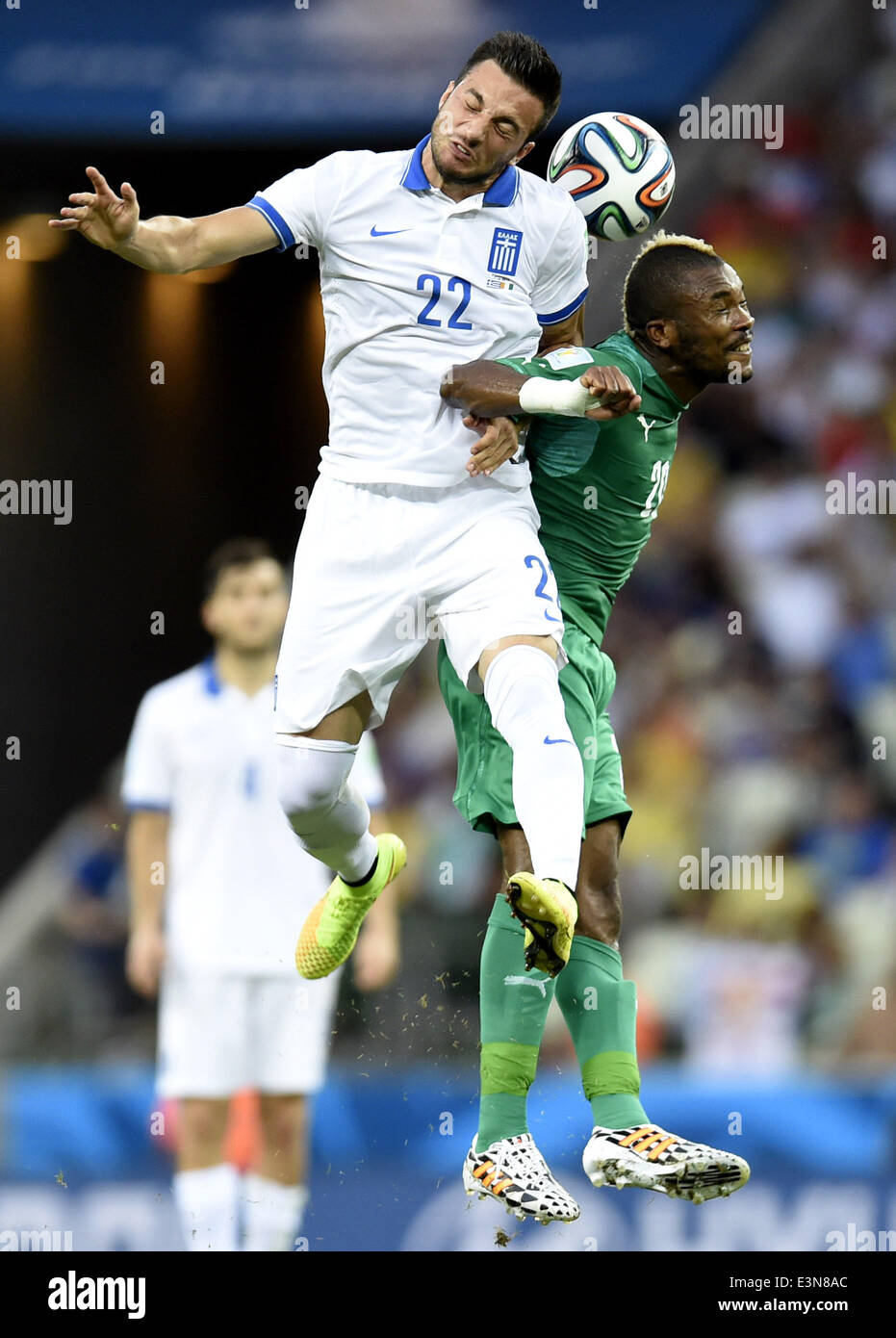 Fortaleza Brasile. Il 24 giugno 2014. Grecia Andreas Samaris (L) compete per una testata con la Costa d'Avorio's Geoffroy Serey Die durante un gruppo C match tra la Grecia e la Costa d'Avorio del 2014 FIFA World Cup al Estadio Castelao Stadium di Fortaleza, Brasile, 24 giugno 2014. Credito: Yang Lei/Xinhua/Alamy Live News Foto Stock