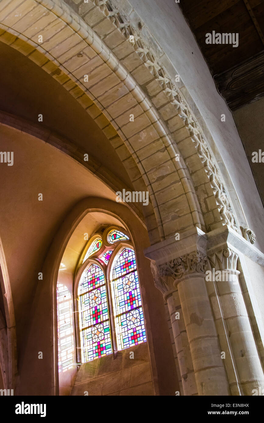 Coro arco e la finestra di vetro colorato di Colleville-sur-Mer chiesa di Notre Dame, in Normandia, Francia Foto Stock