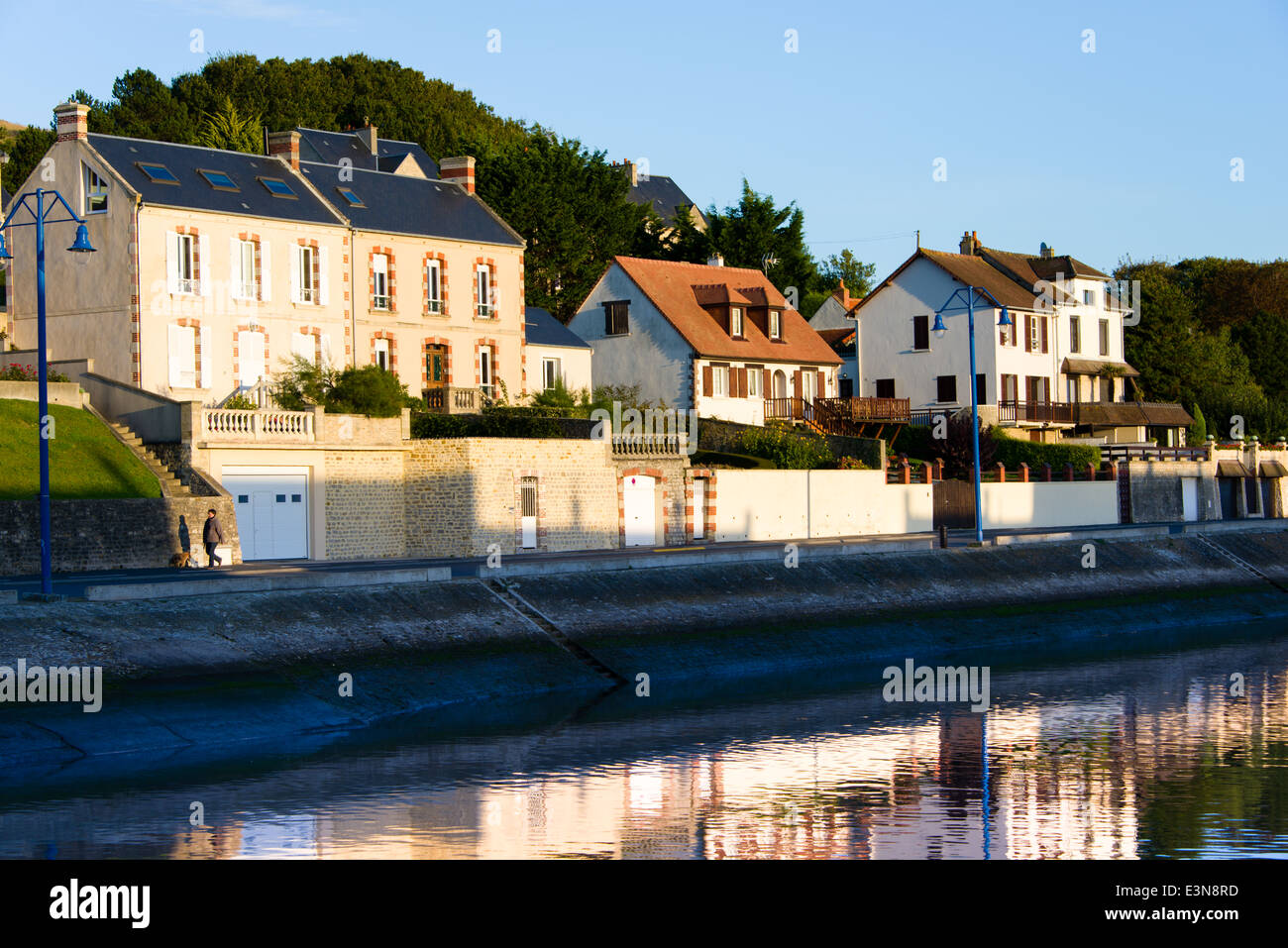 Case lungo l'acqua, Port-en-Bessin, Normandia, Francia Foto Stock