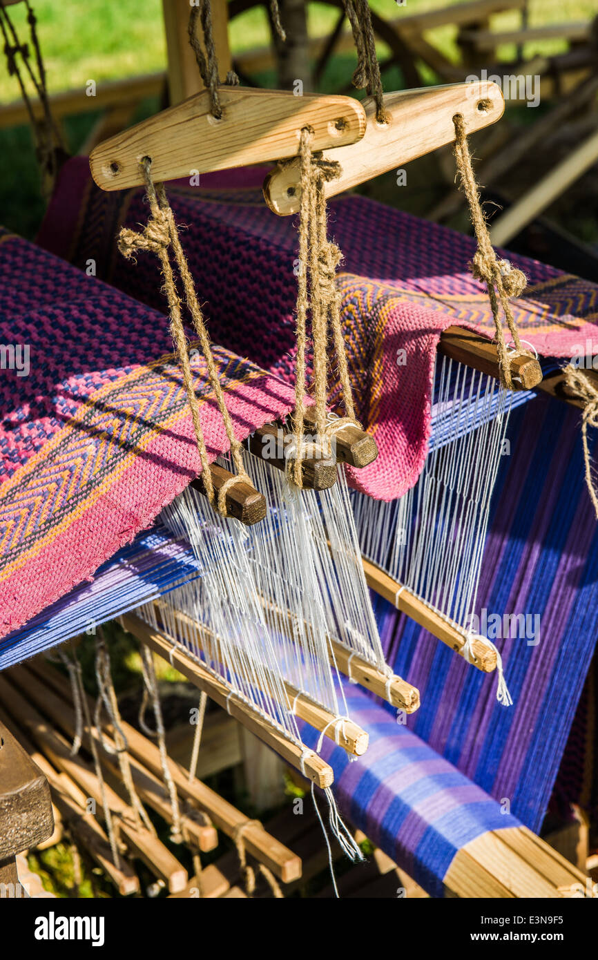 Foto verticale di rug telaio a mano sul display nel corso del quarto Festival Internazionale dei tempi e delle epoche Foto Stock